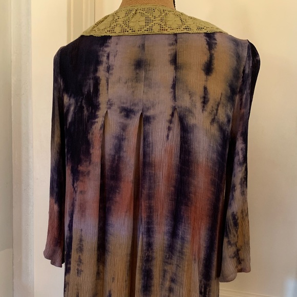 Gorgeous Umgee Blouse With Lace Trim Neckline - Picture 8 of 9